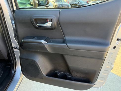 Used 2019 Toyota Tacoma TRD Off-Road w/ Technology Package image 21