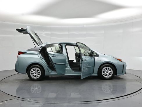 Used 2021 Toyota Prius LE FWD image 5