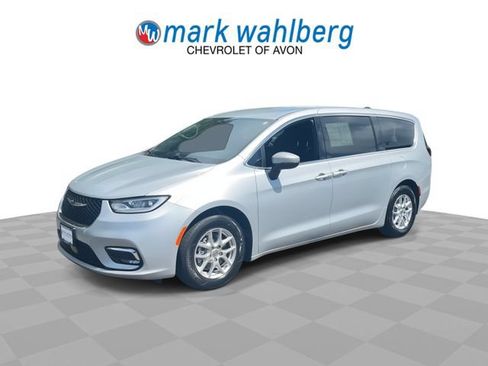Used 2023 Chrysler Pacifica Touring FWD image 4