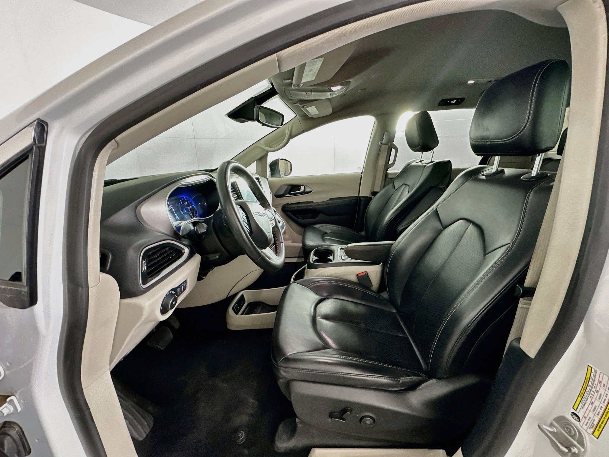 Used 2023 Chrysler Pacifica Touring-L FWD image 13