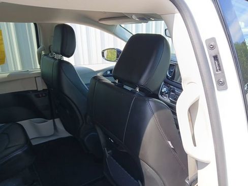 Used 2024 Chrysler Pacifica Touring-L FWD image 18
