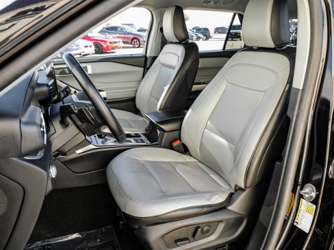 Used 2021 Ford Explorer XLT w/ Equipment Group 202A image 29