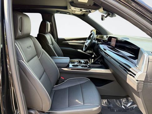 Certified 2026 Cadillac Escalade ESV Luxury RWD image 33