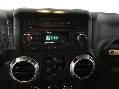 Used 2013 Jeep Wrangler Unlimited Rubicon w/ Connectivity Group image 26