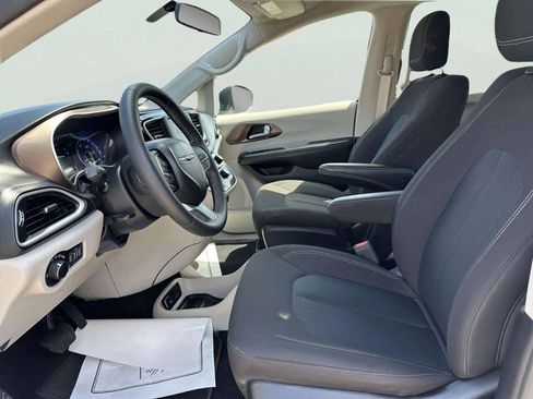 Used 2022 Chrysler Voyager LX FWD image 10