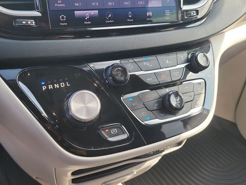 Used 2023 Chrysler Pacifica Touring-L FWD image 22
