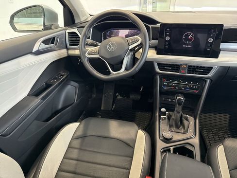 Used 2025 Volkswagen Taos SEL image 12