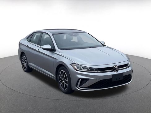 Used 2025 Volkswagen Jetta SE image 2