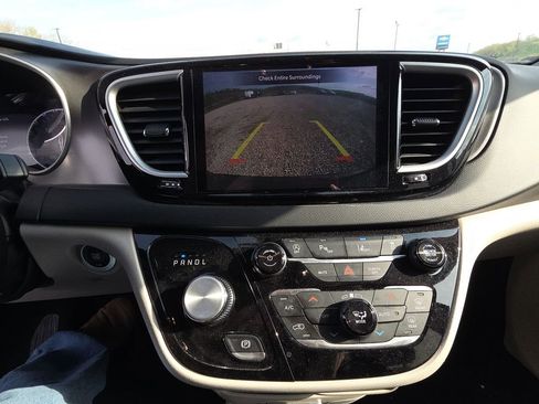 Used 2023 Chrysler Pacifica Touring-L image 11