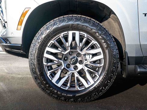 Used 2025 Chevrolet Tahoe Z71 w/ Comfort Package AWD/4WD image 25