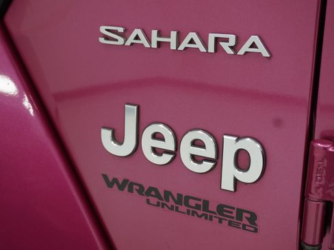 Used 2021 Jeep Wrangler Unlimited Sahara AWD/4WD image 9