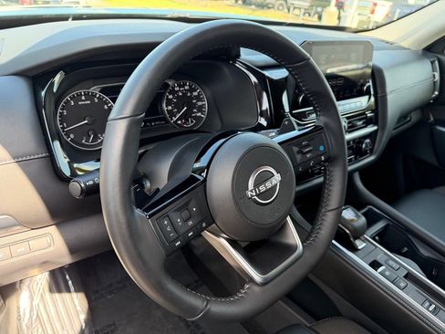 Used 2025 Nissan Pathfinder SL FWD image 18
