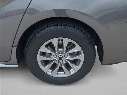 Used 2022 Toyota Sienna XLE FWD image 24