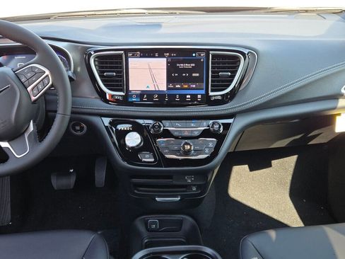 New 2026 Chrysler Pacifica Select image 21