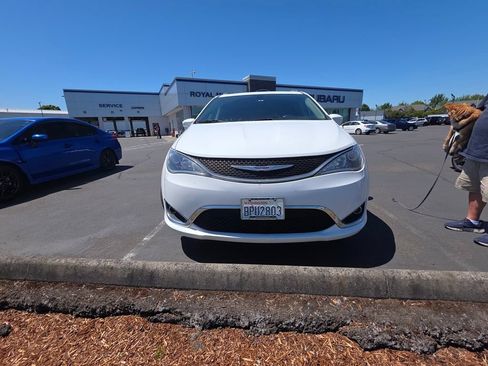 Used 2018 Chrysler Pacifica Touring-L FWD image 1
