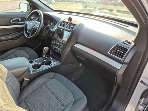 Used 2017 Ford Explorer XLT w/ Equipment Group 201A FWD image 21