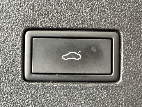 Certified 2022 Volkswagen Atlas Cross Sport SE image 6