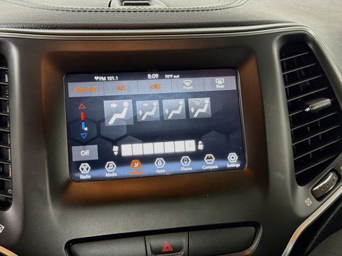 Used 2019 Jeep Cherokee Latitude Plus FWD image 19