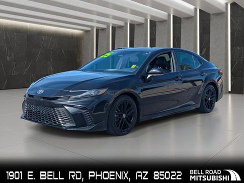 Used 2025 Toyota Camry SE image 1