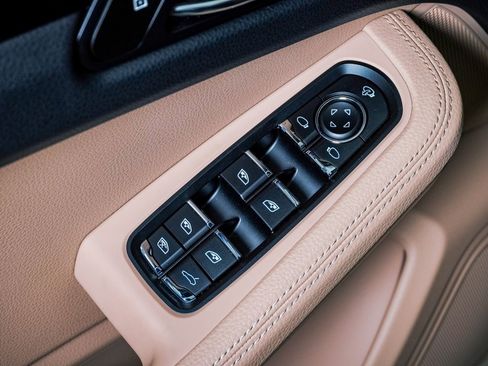 Certified 2025 Porsche Macan image 26