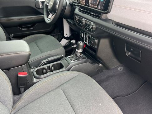 Used 2025 Jeep Wrangler Unlimited Sahara AWD/4WD image 16