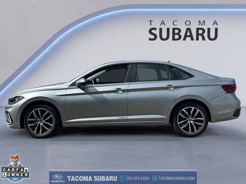 Used 2025 Volkswagen Jetta SE FWD image 2