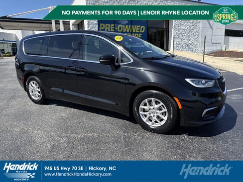 Used 2024 Chrysler Pacifica Touring-L FWD image 1