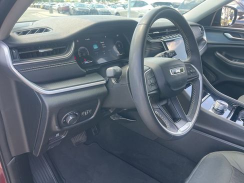 Used 2023 Jeep Grand Cherokee Laredo image 9