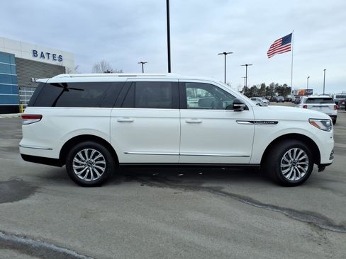 Used 2024 Lincoln Navigator L 4WD image 2