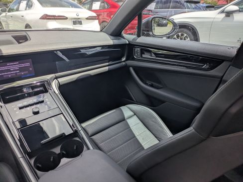 Used 2025 Porsche Panamera RWD image 15