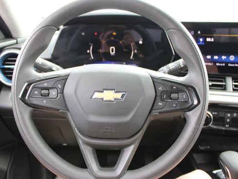 Used 2025 Chevrolet Trax LT image 33