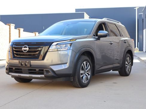Used 2023 Nissan Pathfinder SL w/ SL Black Package FWD image 2