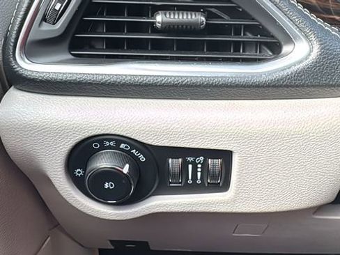 Used 2022 Chrysler Pacifica Limited image 16