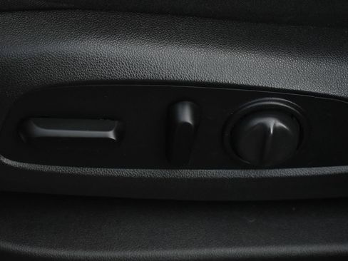 Used 2019 Chevrolet Equinox LT w/ Driver Convenience Package image 13