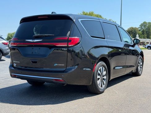 Used 2023 Chrysler Pacifica Touring-L FWD image 8