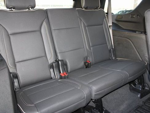 Used 2024 GMC Yukon SLT w/ SLT Luxury Package image 19