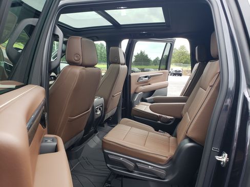Used 2026 Chevrolet Suburban High Country RWD image 31