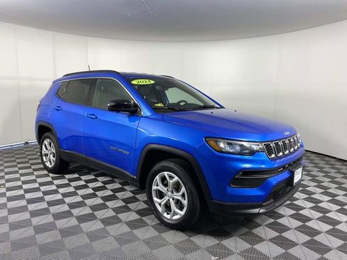 Used 2024 Jeep Compass Latitude w/ Convenience Group AWD/4WD image 1