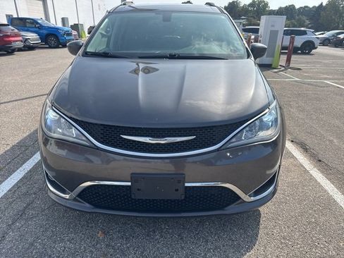 Used 2017 Chrysler Pacifica Touring-L Plus image 2