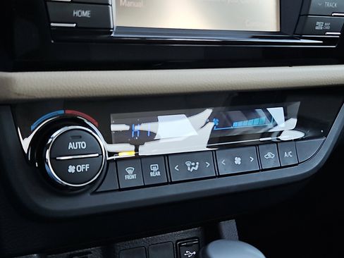 Used 2015 Toyota Corolla LE image 16