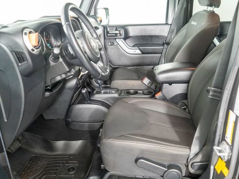 Used 2016 Jeep Wrangler Unlimited Sahara w/ Connectivity Group AWD/4WD image 10
