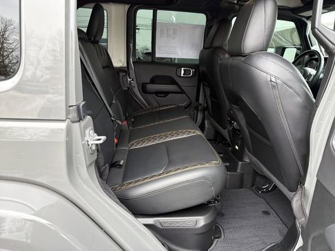 Used 2022 Jeep Wrangler Unlimited Sahara AWD/4WD image 18