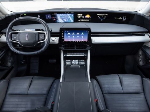 Used 2025 Lincoln Nautilus Reserve AWD/4WD image 12