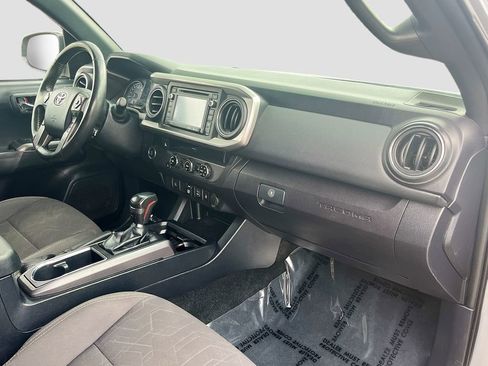Used 2018 Toyota Tacoma TRD Sport image 28