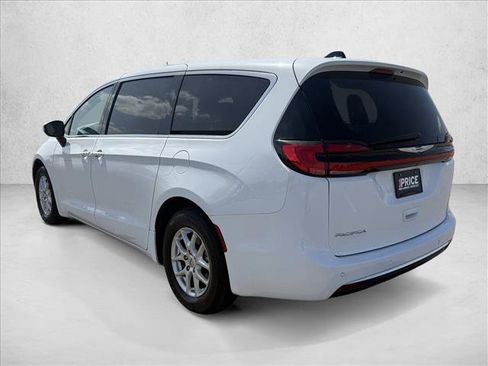 Used 2023 Chrysler Pacifica Touring-L FWD image 8