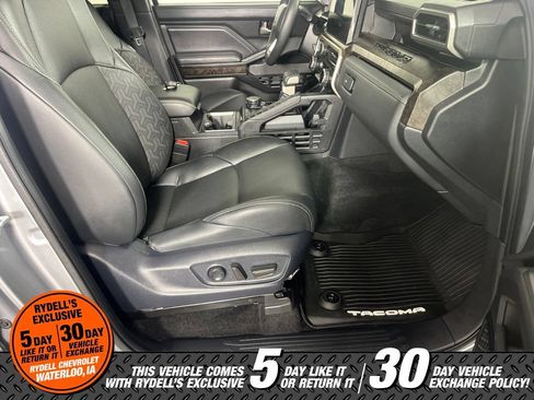 Used 2024 Toyota Tacoma Limited w/ Limited Package (LT) AWD/4WD image 18
