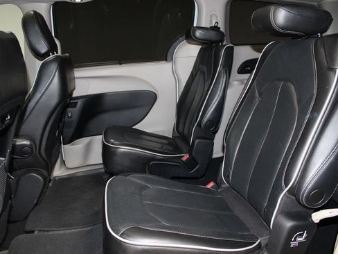 Used 2022 Chrysler Pacifica Limited FWD image 25