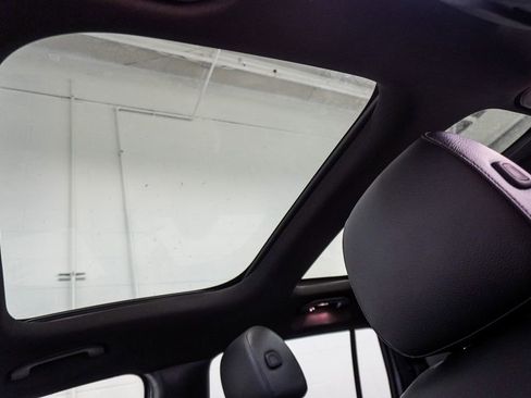 Used 2022 Mercedes-Benz GLB 250 4MATIC w/ Premium Package Lite image 8