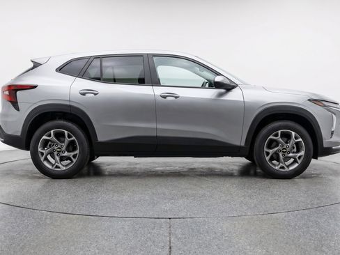 Used 2025 Chevrolet Trax LT w/ LT Convenience Package FWD image 11