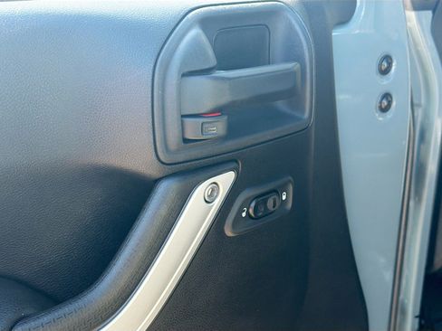 Used 2015 Jeep Wrangler Unlimited Sahara w/ Connectivity Group AWD/4WD image 15